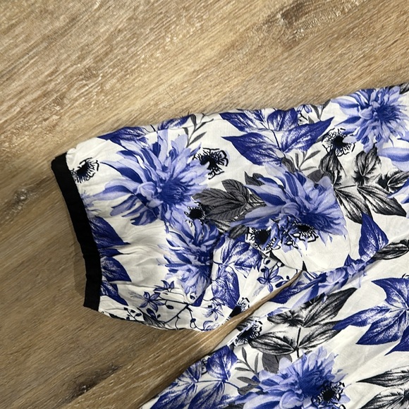 Never worn kenar women 1X black white and blue floral blouse - Picture 3 of 3
